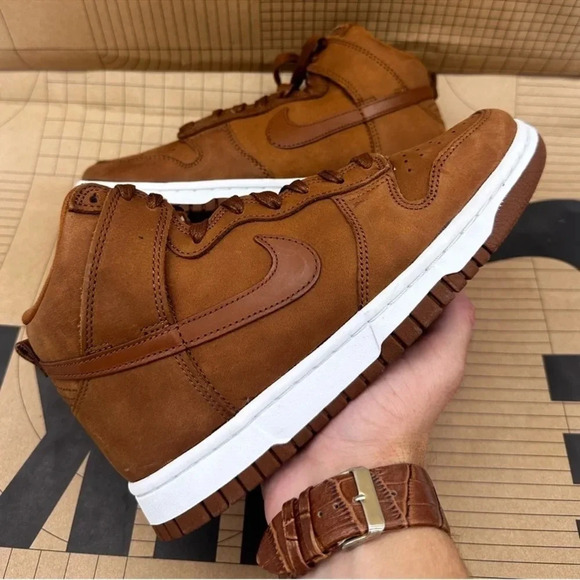 W Nike Dunk High PRM MF Suede Brown/White - Picture 1 of 11